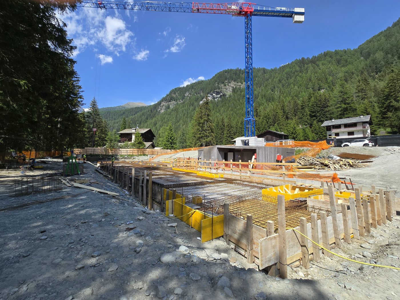 Die Baustelle der Fundamente mit Kran und den Bergen des Ayastals