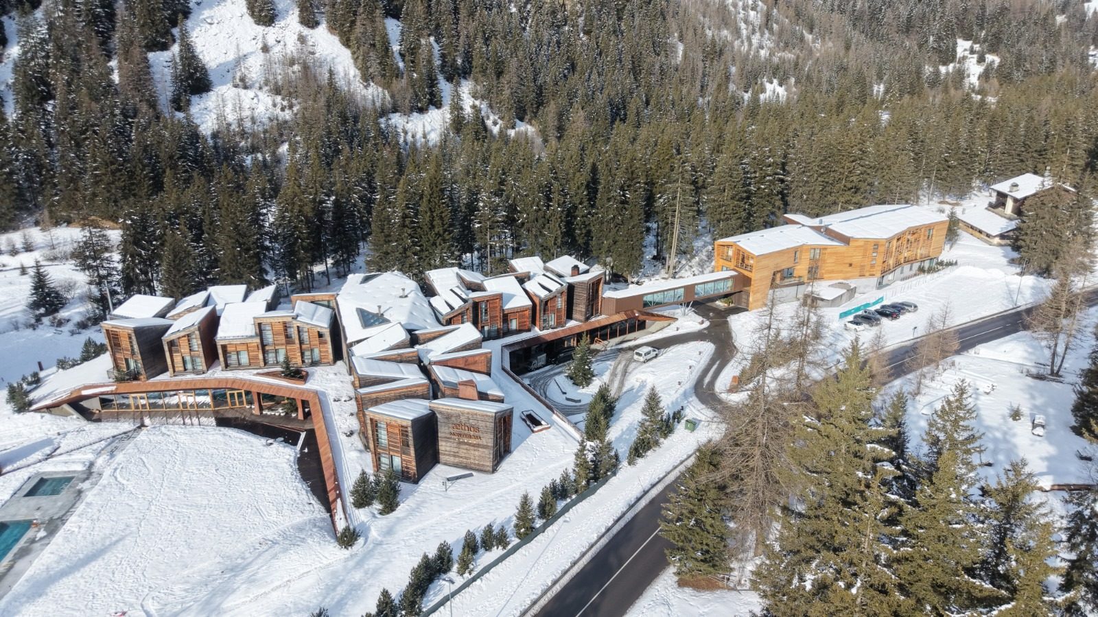 Neubau und Resort aus der Drohne