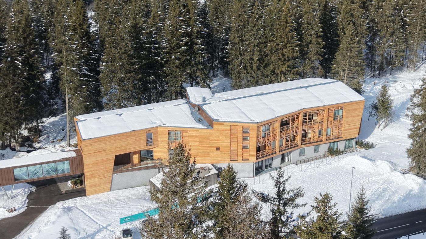 Neubau und bestehendes Resort