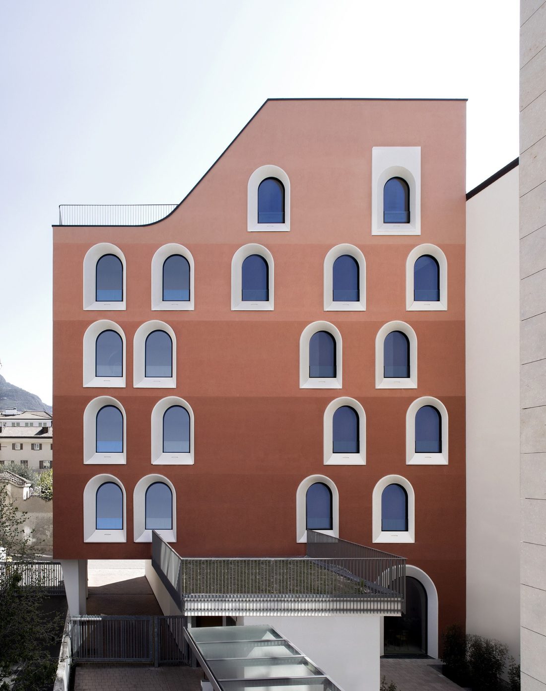 La facciata con le finestre ad arco