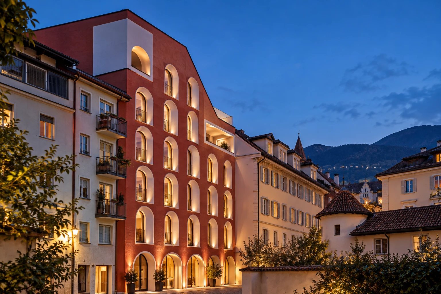 Das Hotel La Briosa am Abend, mit beleuchteten Bogenfenstern