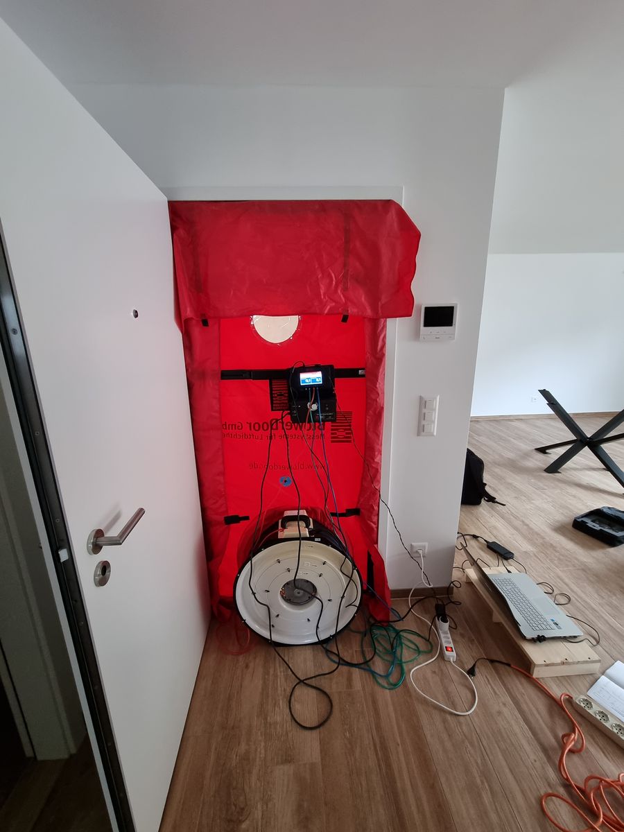 Blower-Door-Test in einer Wohnung