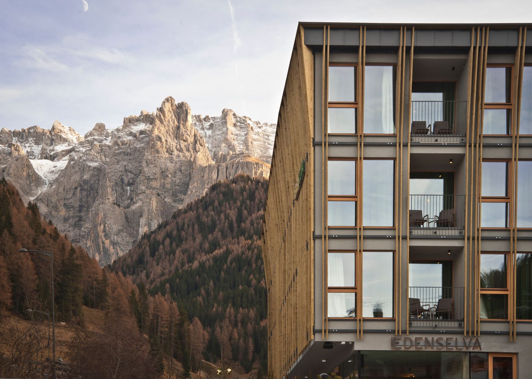 Die Fassade zur Sella
