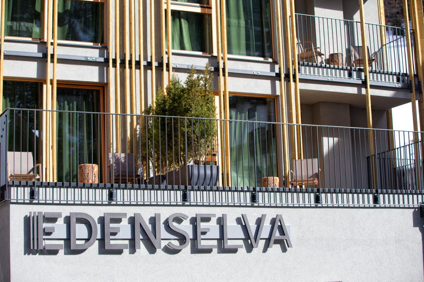 Fassadendetail: Holzrahmen, Fenster und Lamellen