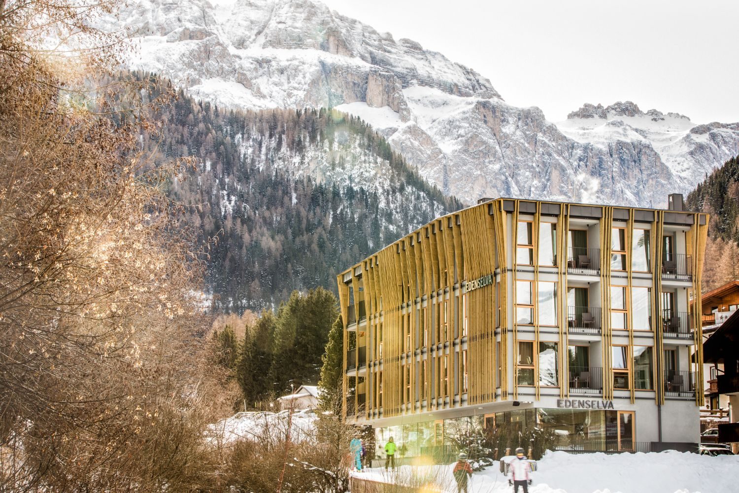 Das Hotel Eden im Winter, mit den Dolomiten im Hintergrund