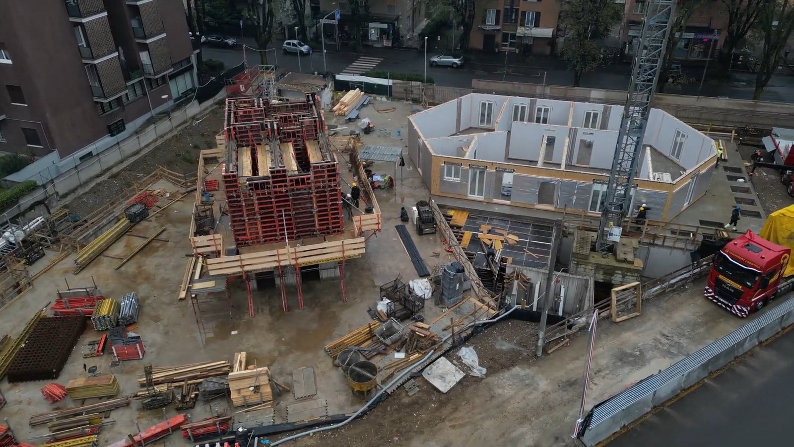 Die Montage der Holzwände neben dem Betonieren des Stahlbetonkerns