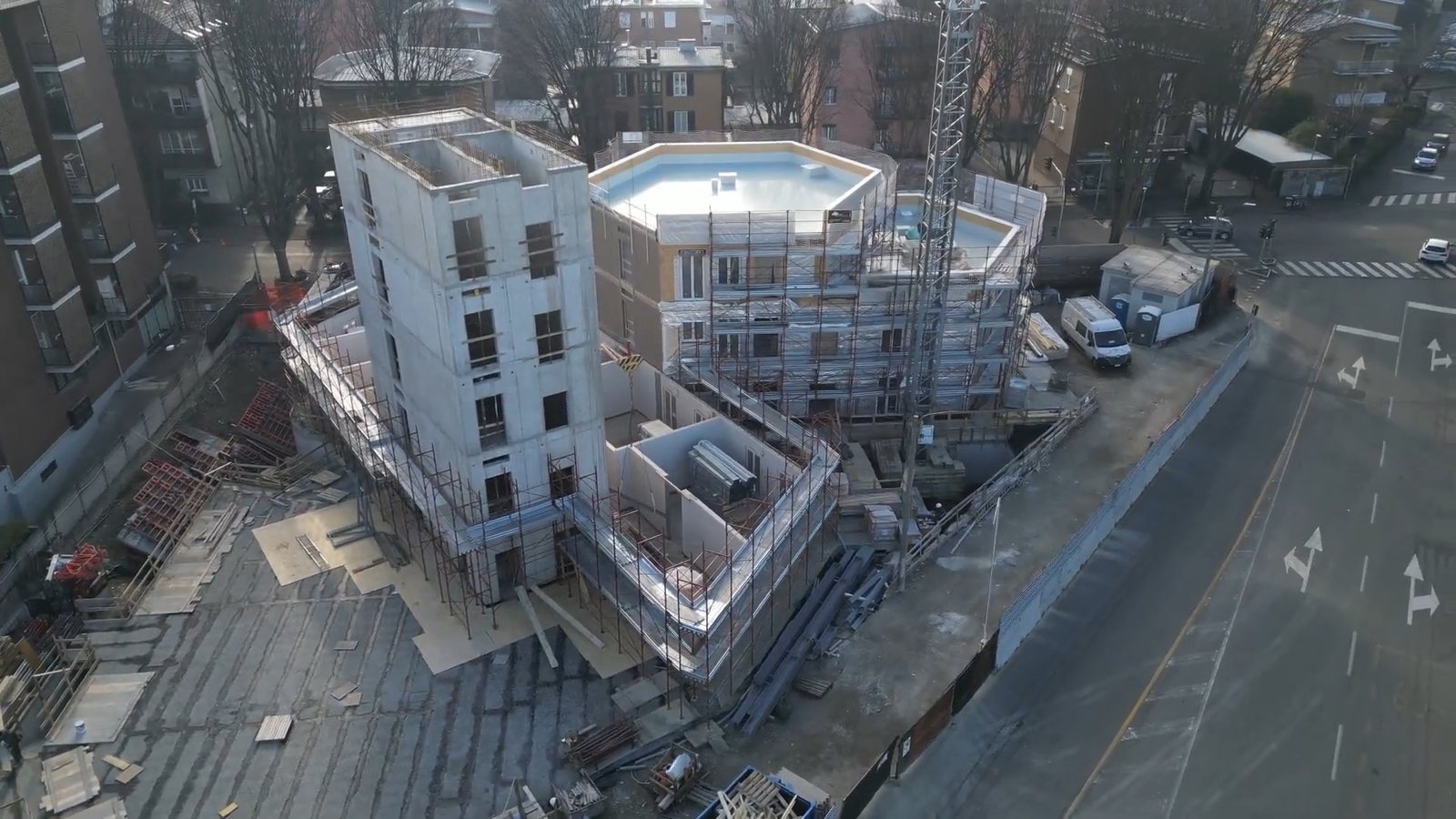 Die Baustelle aus der Drohne: das fertige Holztragwerk neben dem Stahlbetonkern