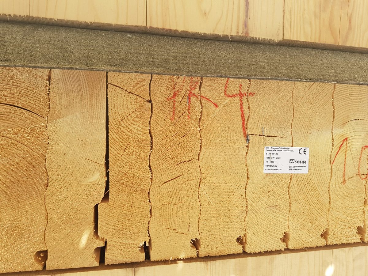 Dettaglio dei profili risuonatori nel solaio in legno