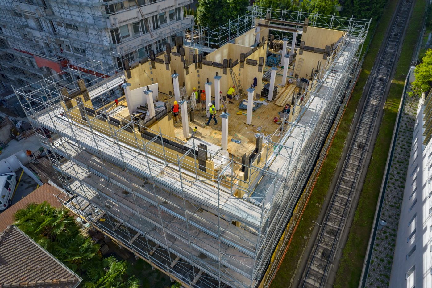 Dall'alto: i solai in legno attorno al vano scale
