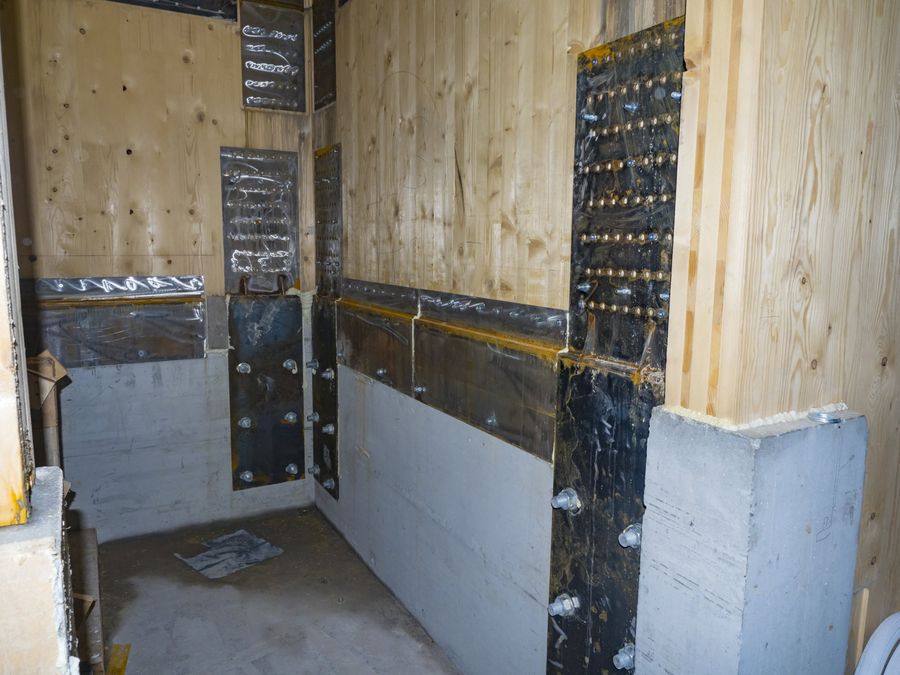 Piastre in acciaio tra legno e cemento