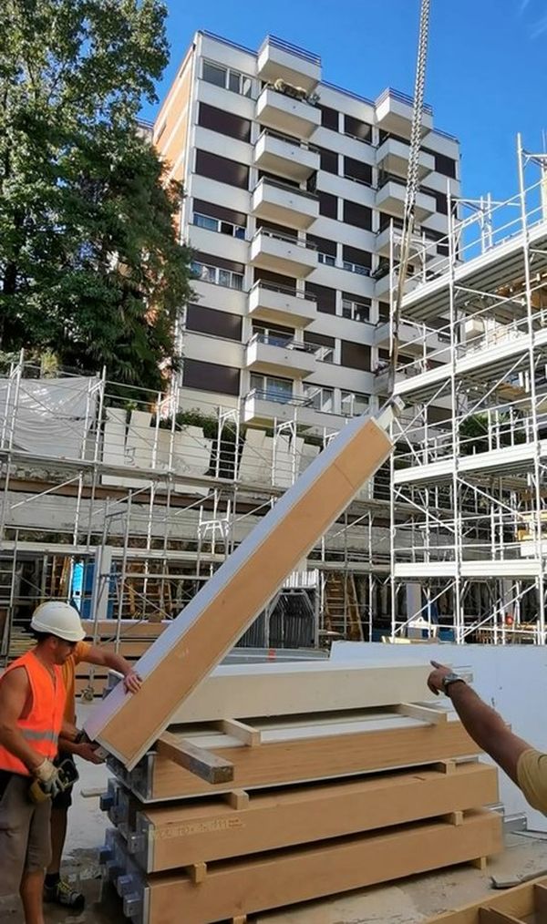 Posa di una colonna: arriva già lavorata, con le piastre in acciaio alle estremità.